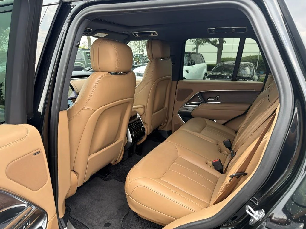 Used 2023  Land Rover SE image 10