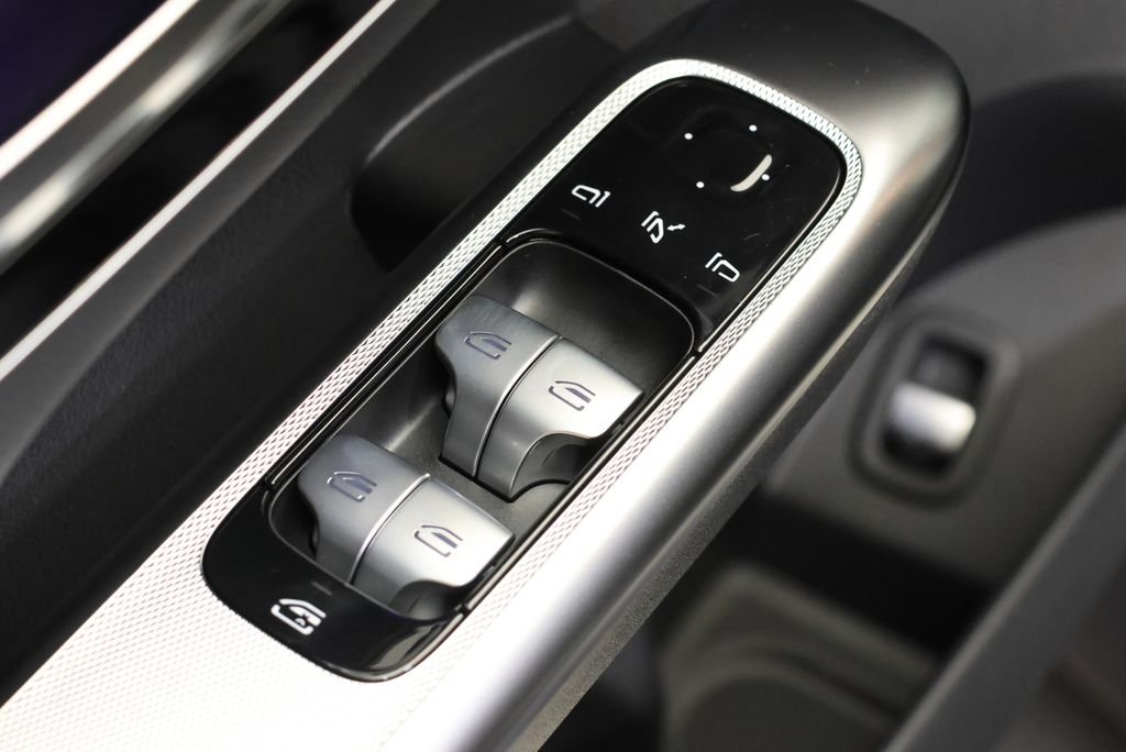 Used 2027  Mercedes-Benz GLC 300 image 32