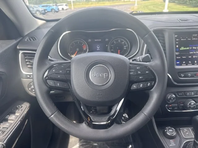 Used 2023 Gray Jeep Altitude Lux 4x4 image 18