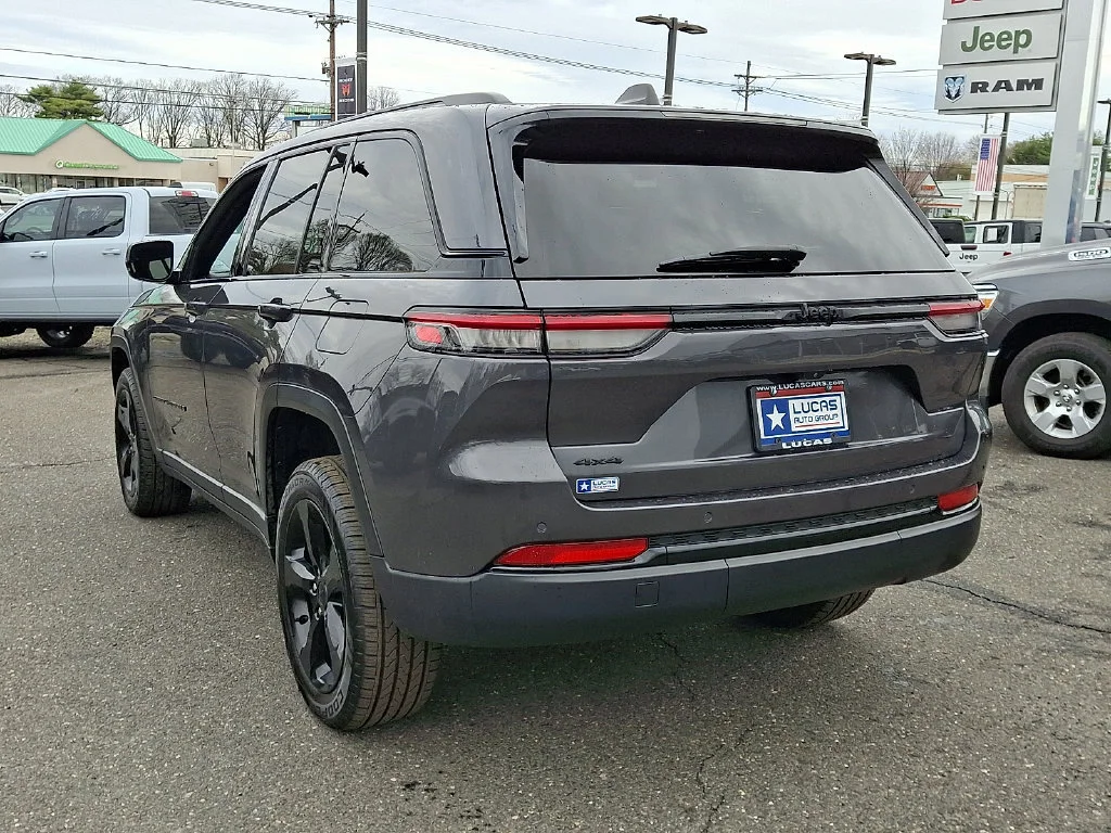Used 2023 Baltic Gray Metallic Clearcoat Jeep Altitude image 9