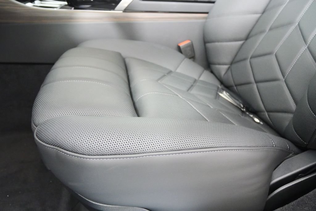 2026 BMW 7 Series 750e - Photo 10