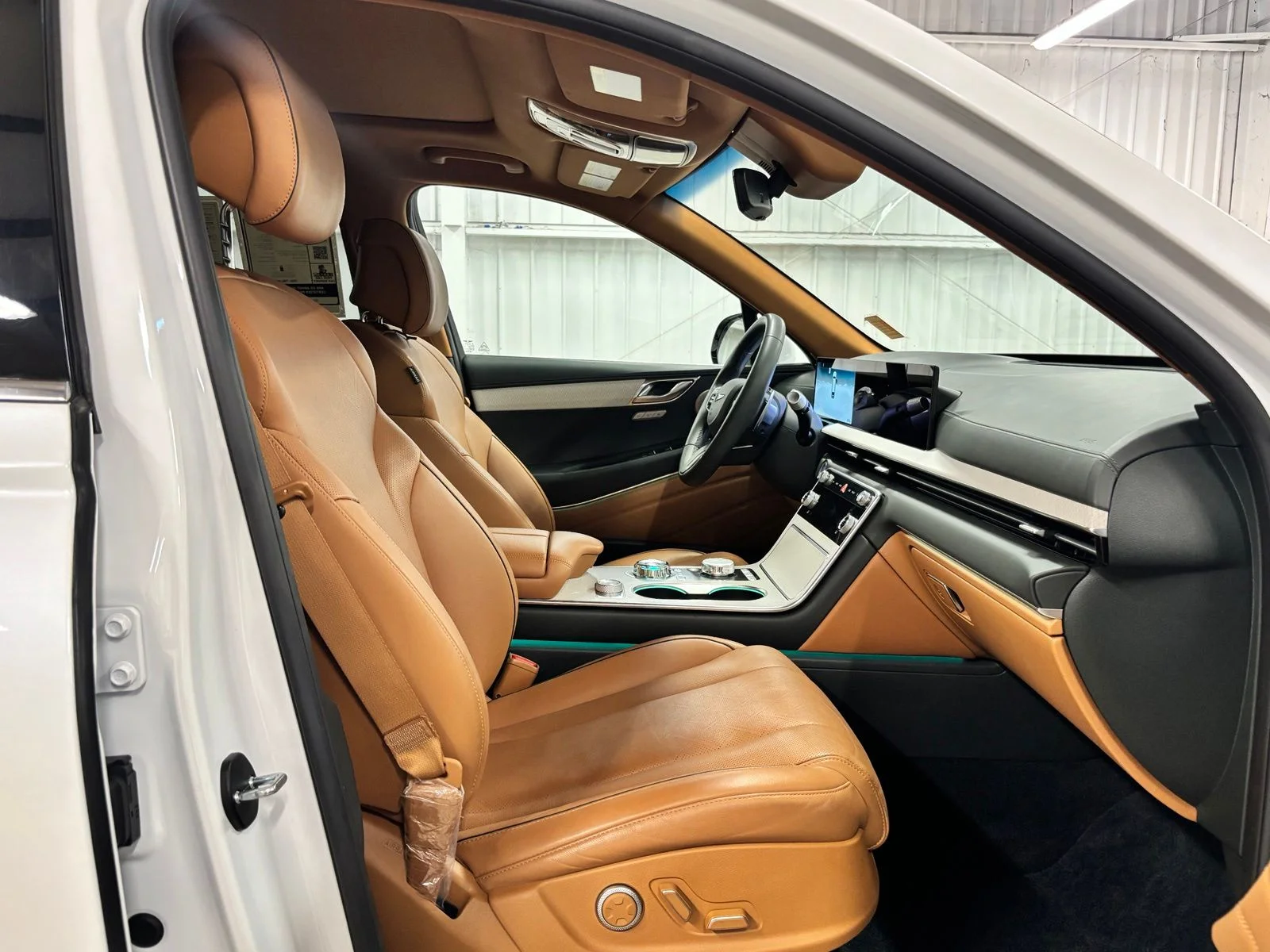 Used 2025 White Genesis 3.5T Advanced image 22