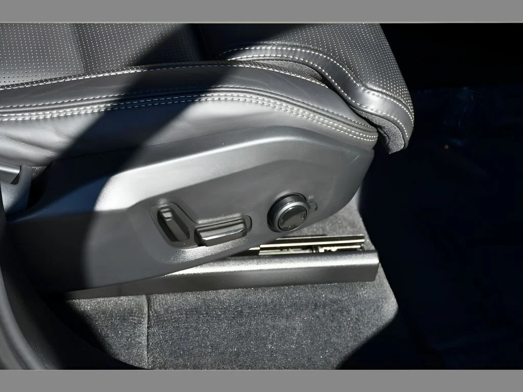 Used 2023 Onyx Black Metallic Volvo Ultimate image 33