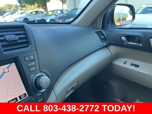 Used 2010 White Toyota Limited image 30