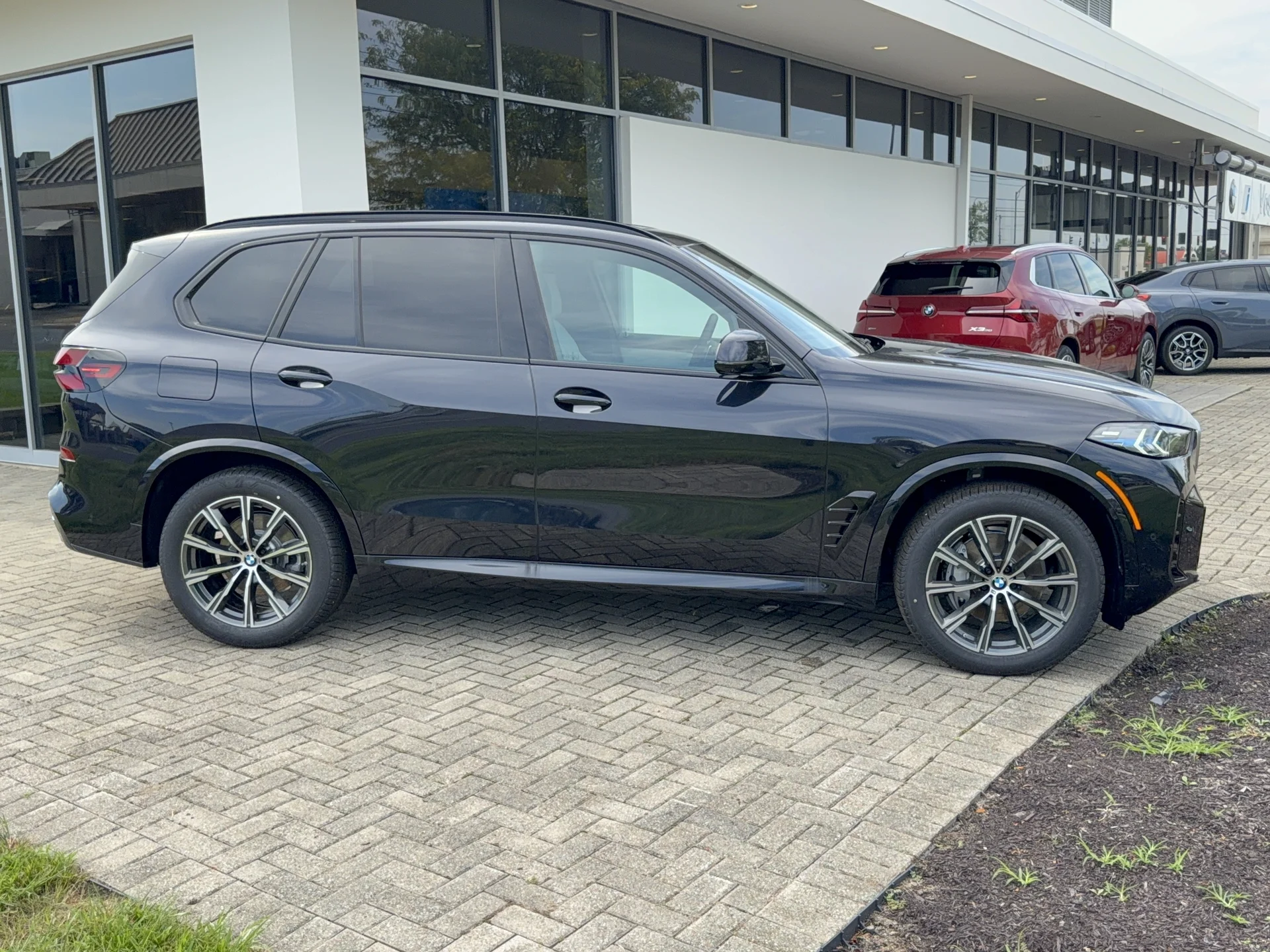 New 2026 Carbon Black Metallic BMW xDrive40i image 2