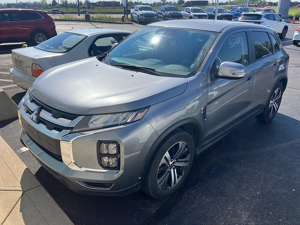 Used 2025 Mercury Gray Metallic Mitsubishi SE image 31