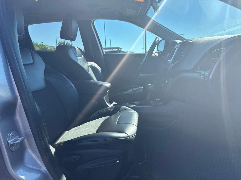 Used 2020 Silver Jeep Latitude Plus image 16
