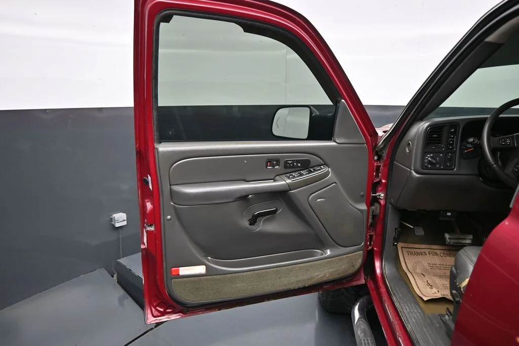 Used 2005 Red Chevrolet LT image 10