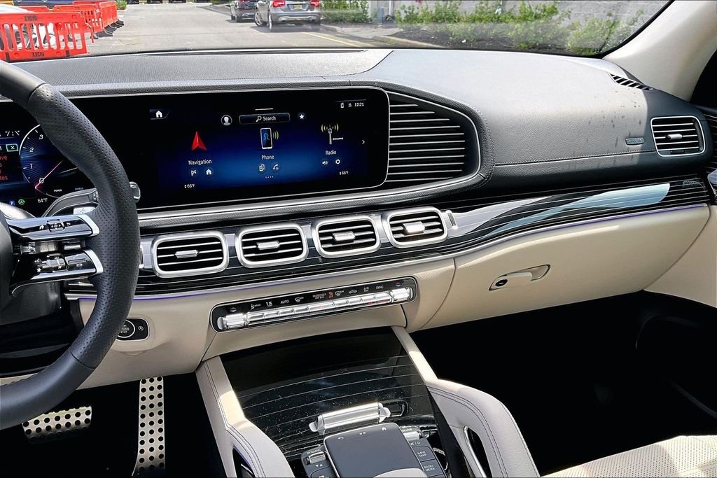New 2026 MANUFAKTUR Moonlight White Metallic Mercedes-Benz GLS 450 image 7
