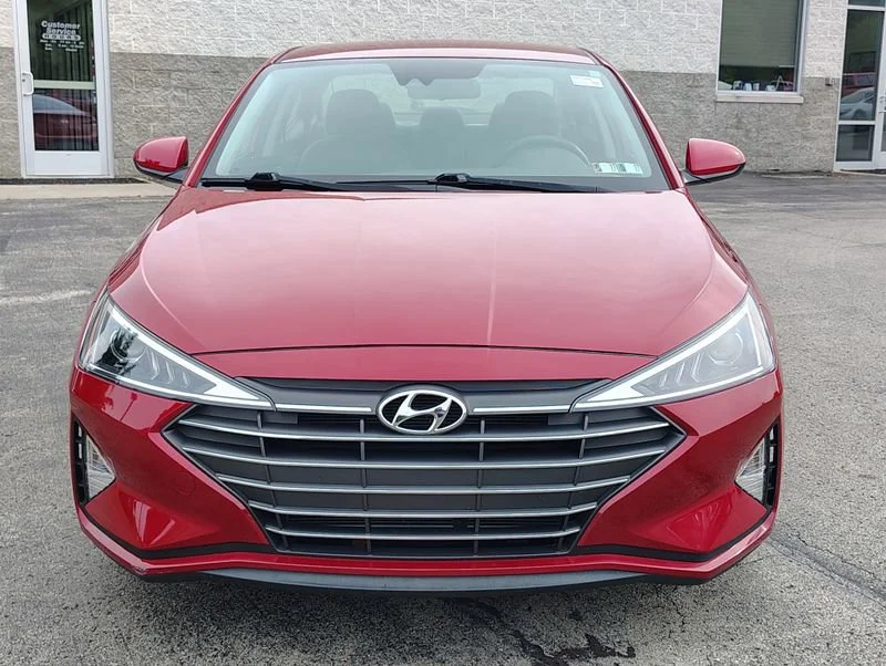 Used 2020 Red Hyundai SE image 2