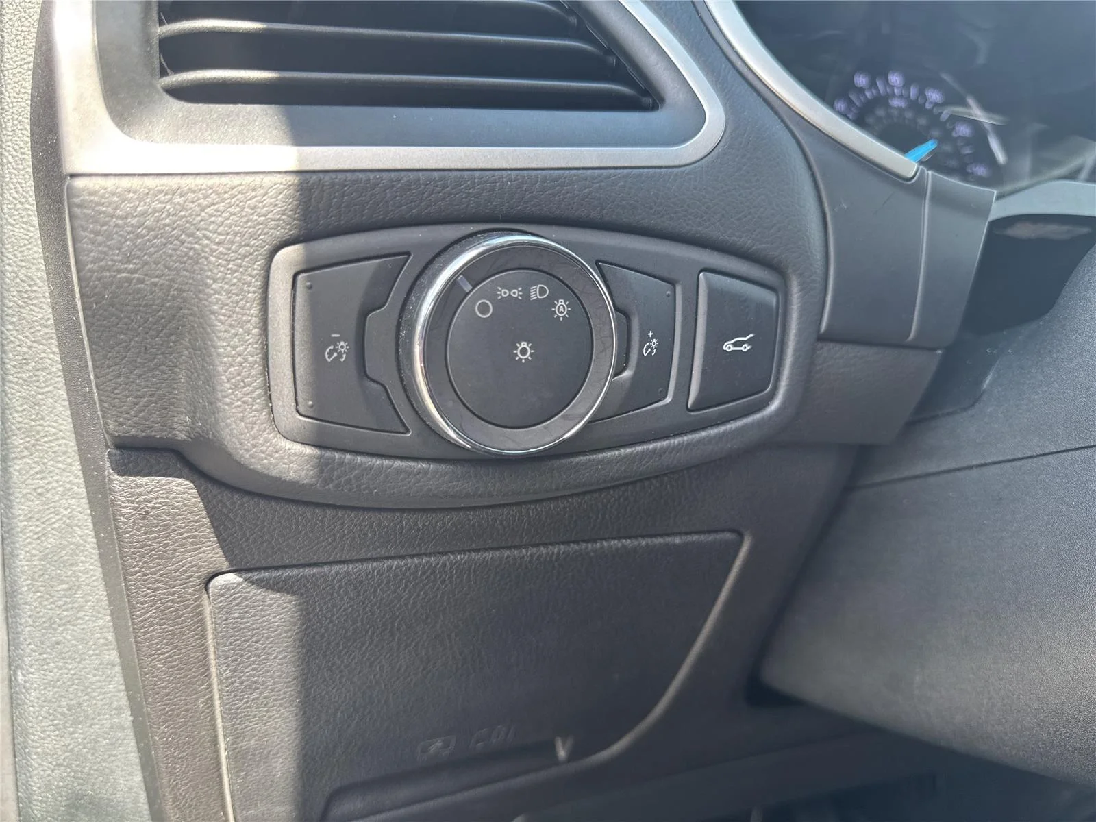 Used 2018 Ingot Silver Ford SEL image 19
