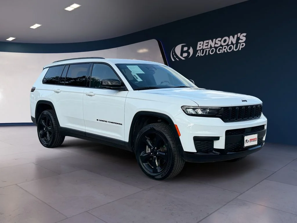 Used 2023 White Jeep Altitude image 7