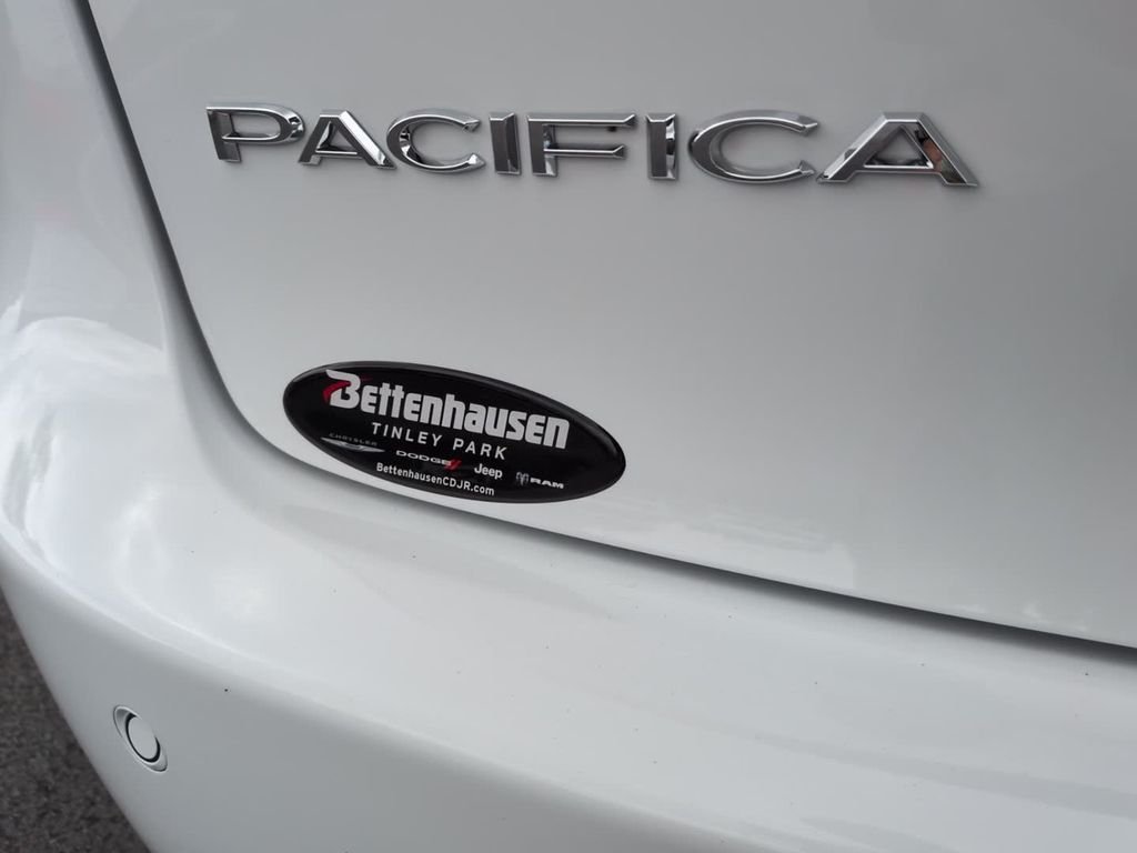 New 2027 Bright White Clear-Coat Exterior Paint Chrysler Select image 9