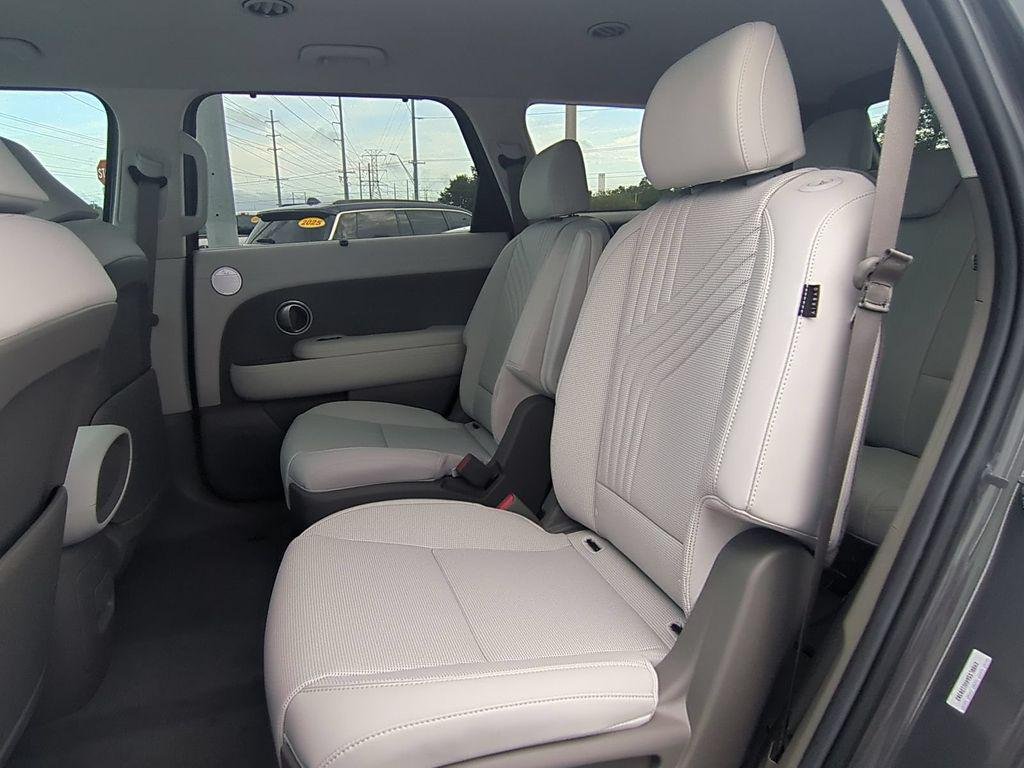New 2027 Gray Hyundai Blue SEL 7P image 19