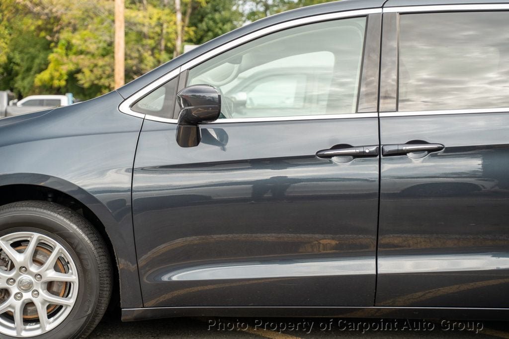 2020 Chrysler Pacifica Touring photo 2
