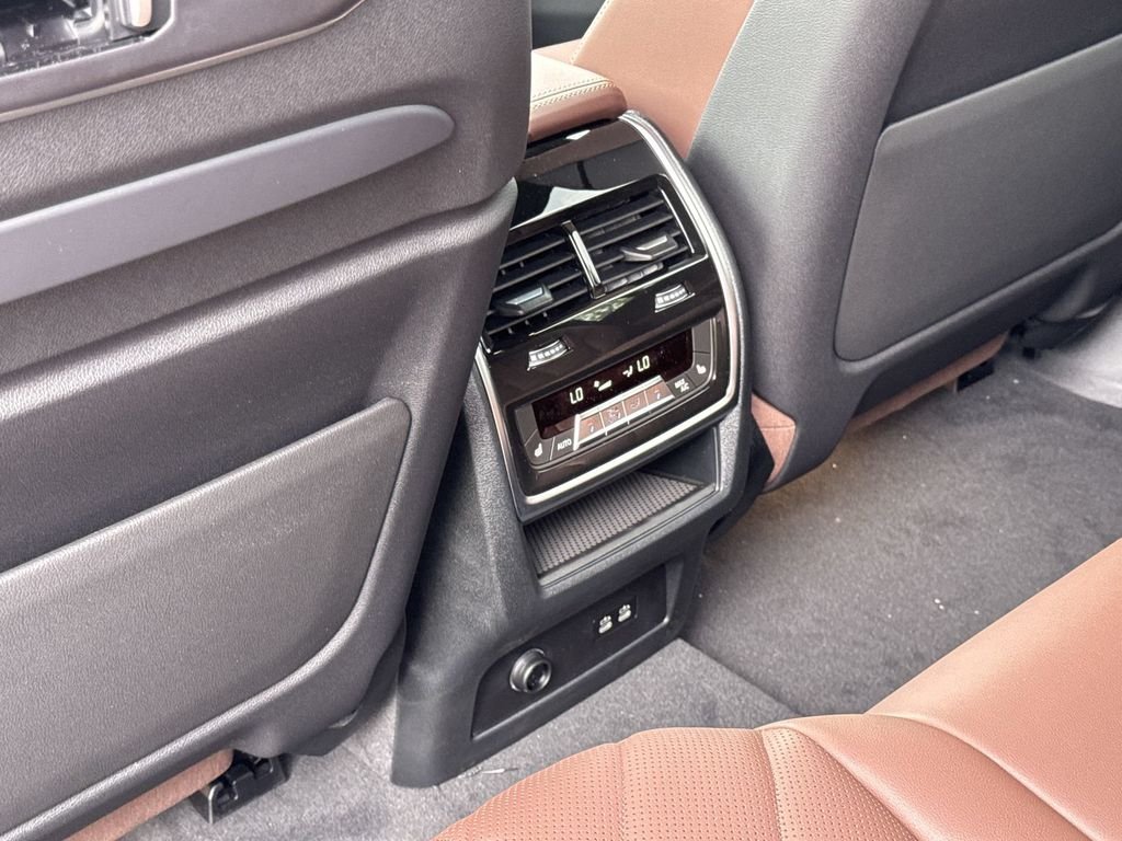 New 2027 Mineral White Metallic BMW xDrive40i image 23