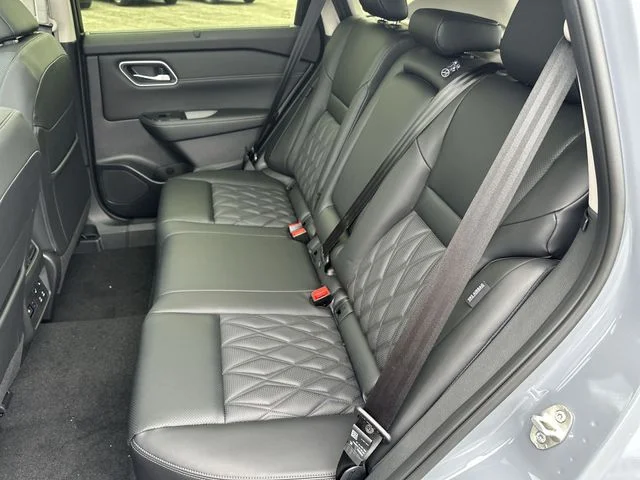 New 2026 Boulder Gray Pearl / Super Black Two-tone Nissan Platinum image 27