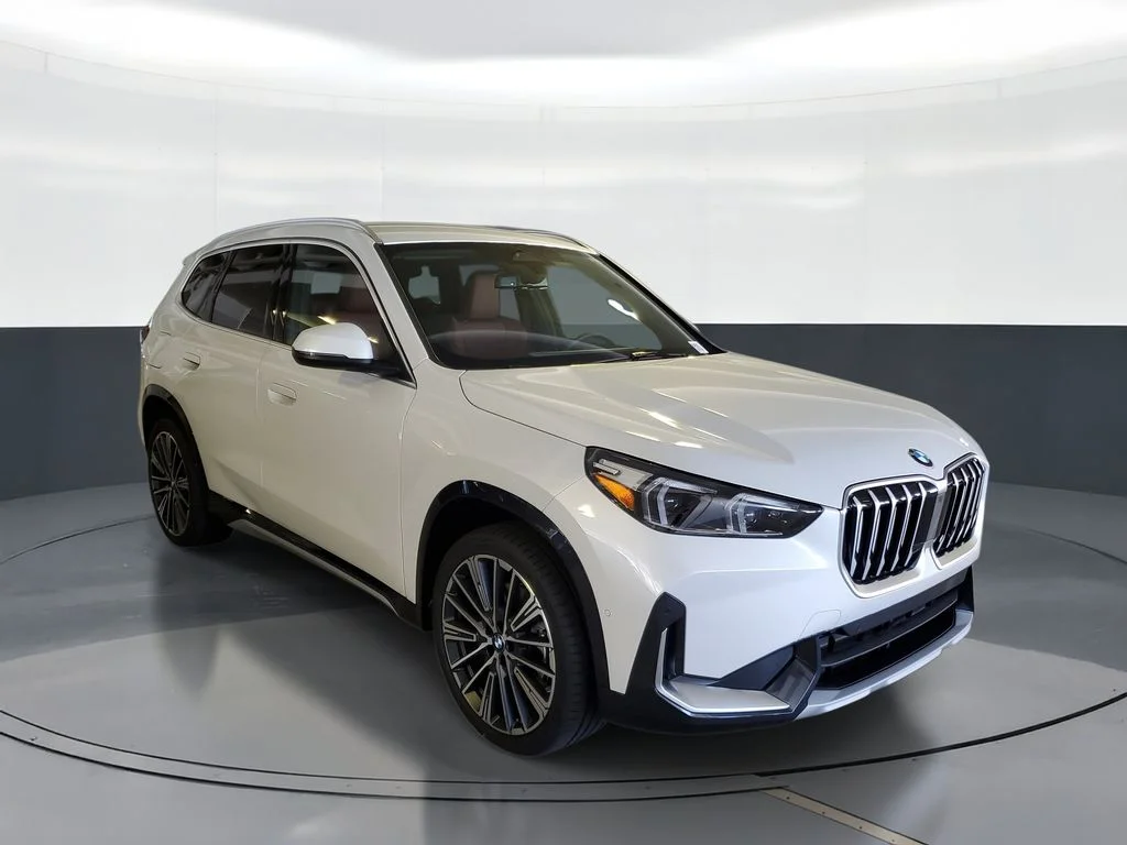 Used 2026 Mineral White Metallic BMW xDrive28i image 2