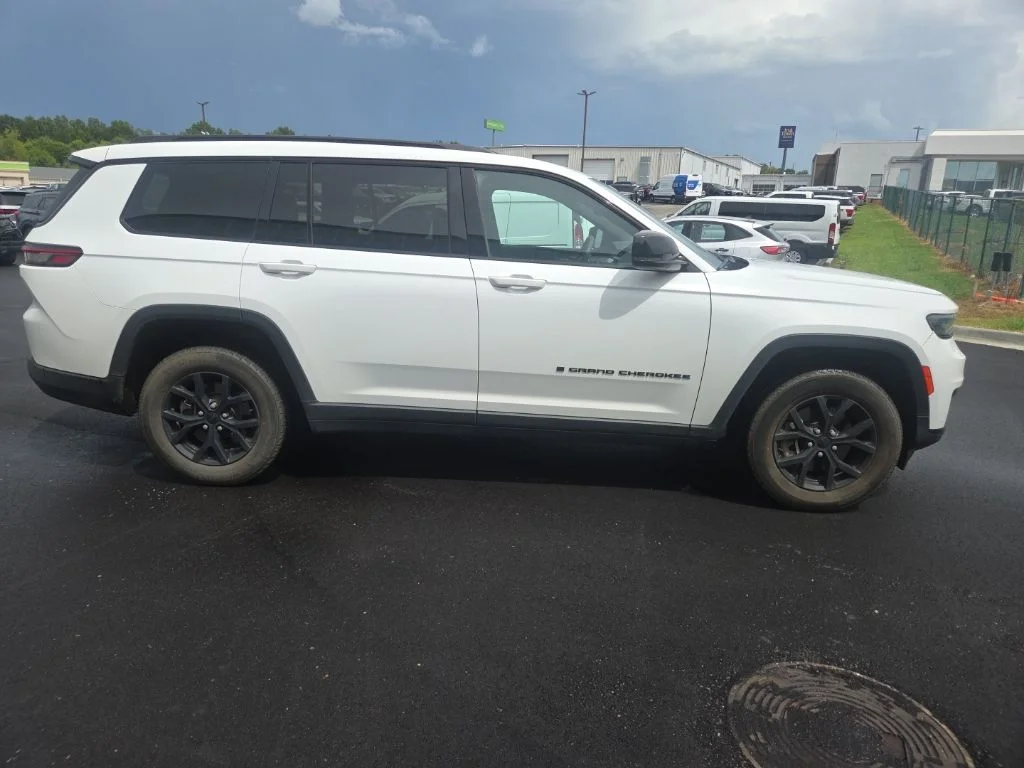 Used 2024 White Jeep Altitude image 13
