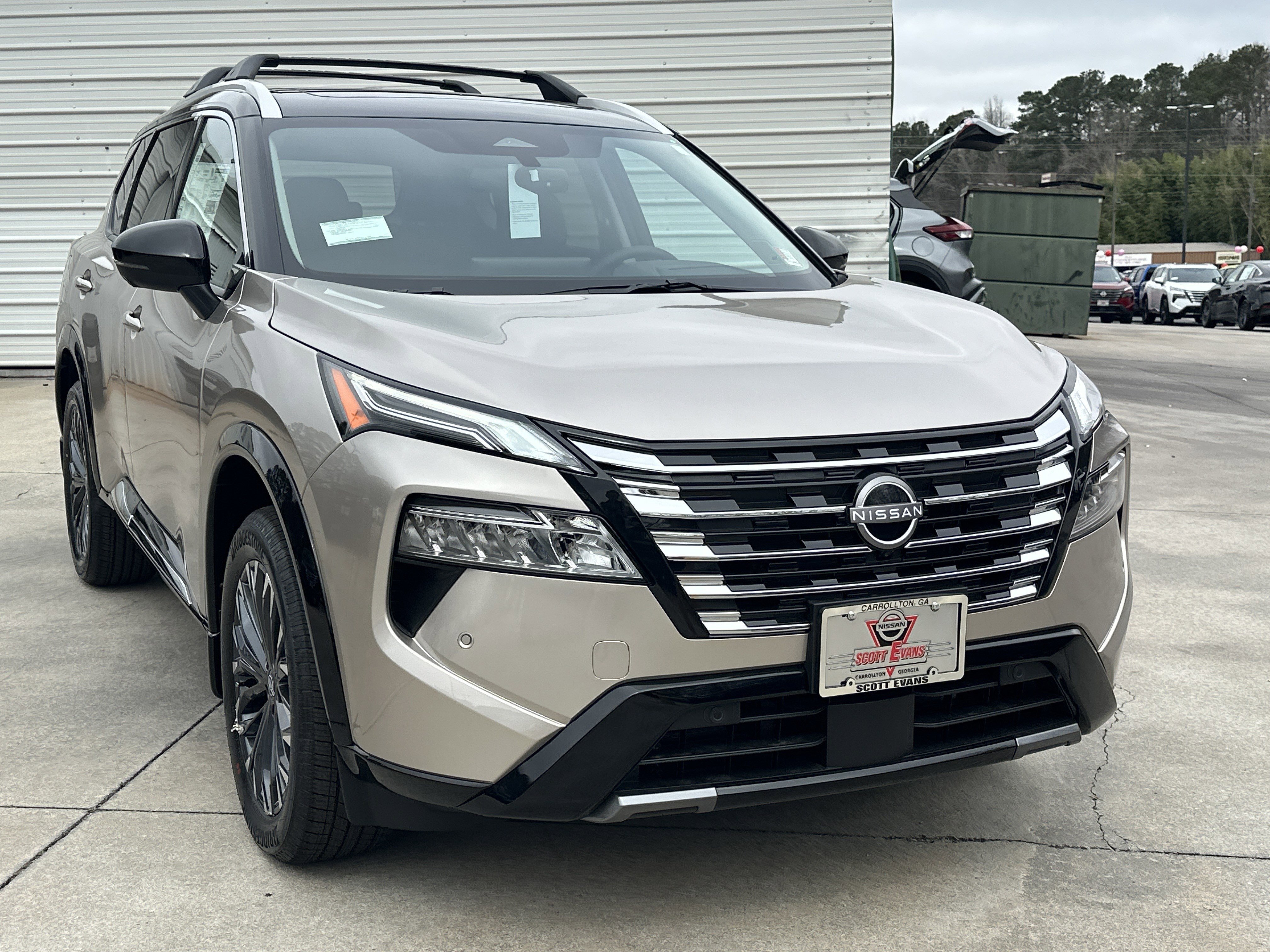 New 2026 Champagne Silver Metallic/Super Black Nissan Platinum image 2