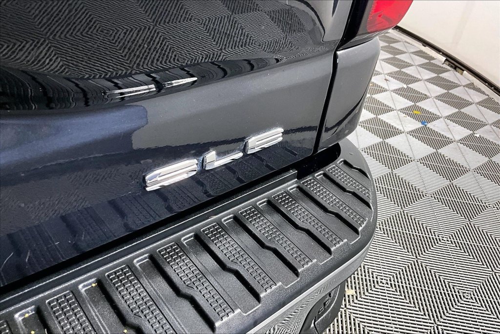 Used 2020 Black GMC SLE image 24