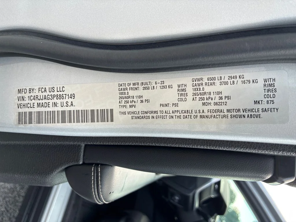 Used 2023 Silver Jeep Laredo image 12