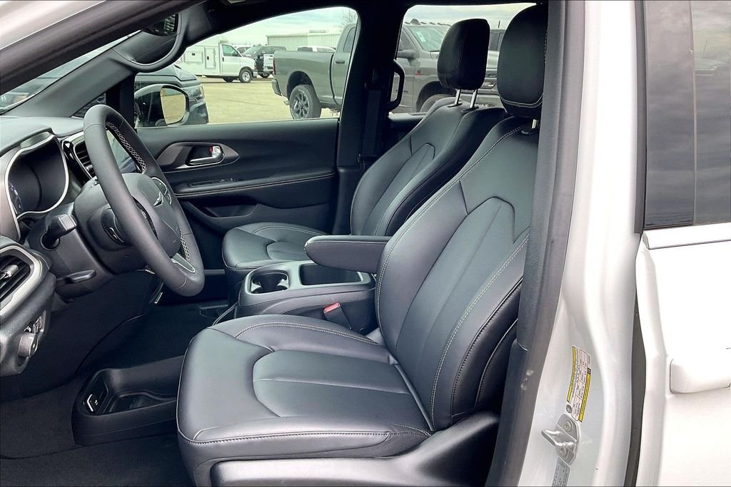 New 2026 Chrysler Pacifica Select 4D Passenger Van