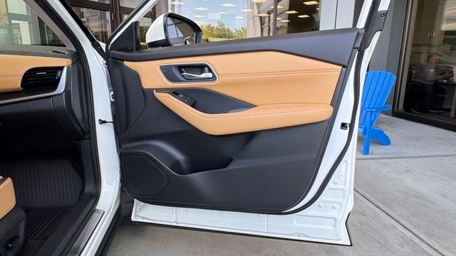 Used 2023 Pearl White Tricoat Nissan Platinum image 23