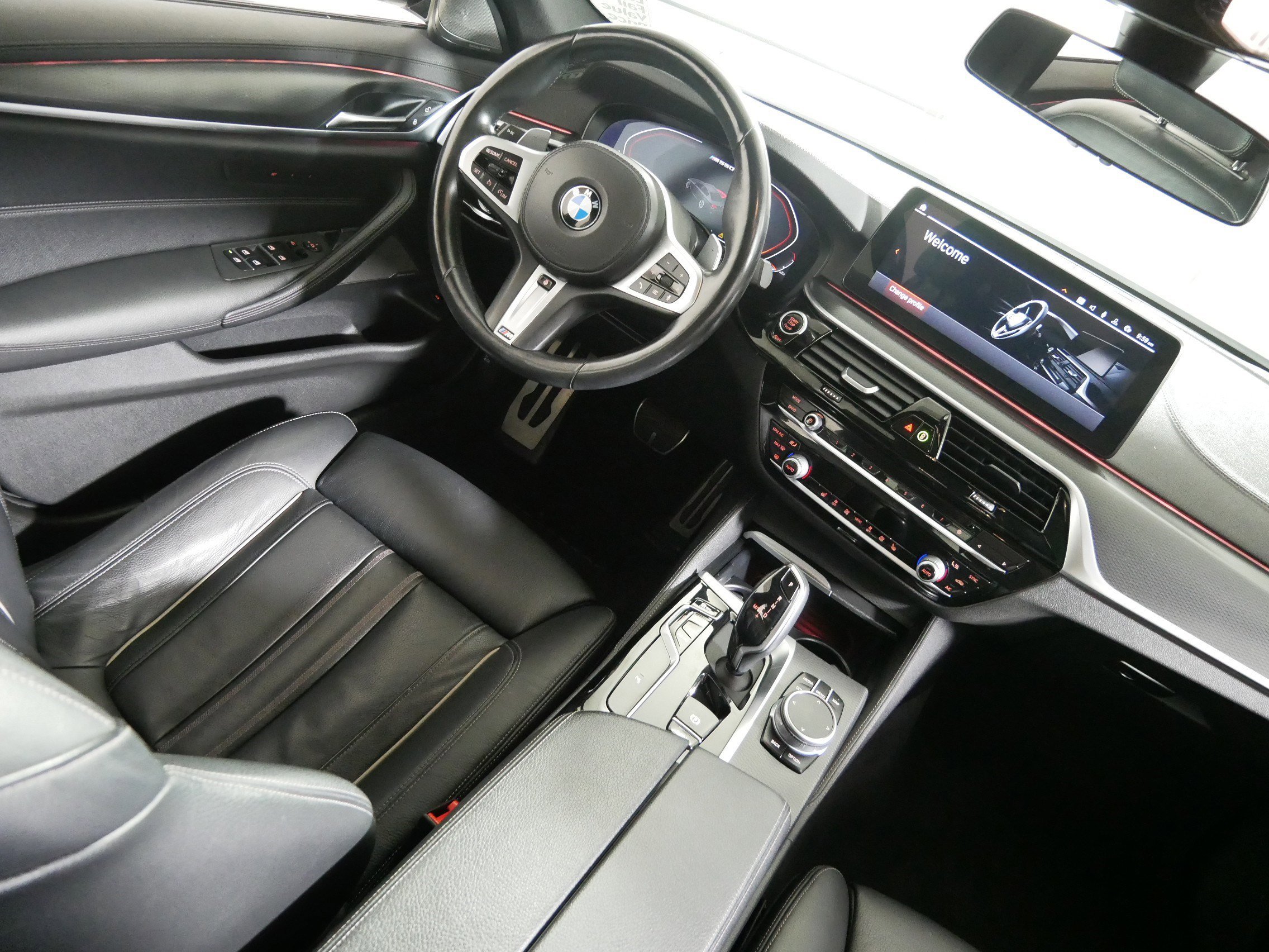 2022 BMW 5 Series M550i - Photo 9