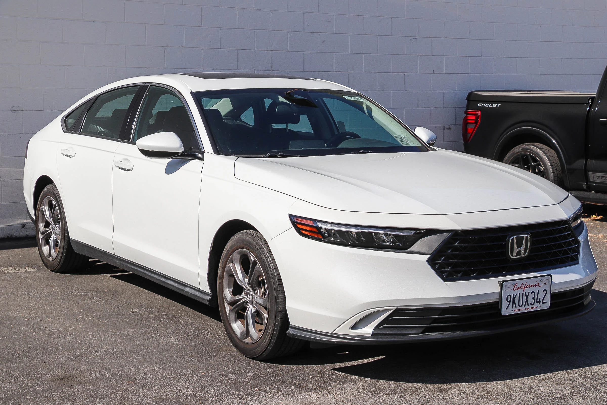 Used 2024 Platinum White Pearl Honda EX image 3