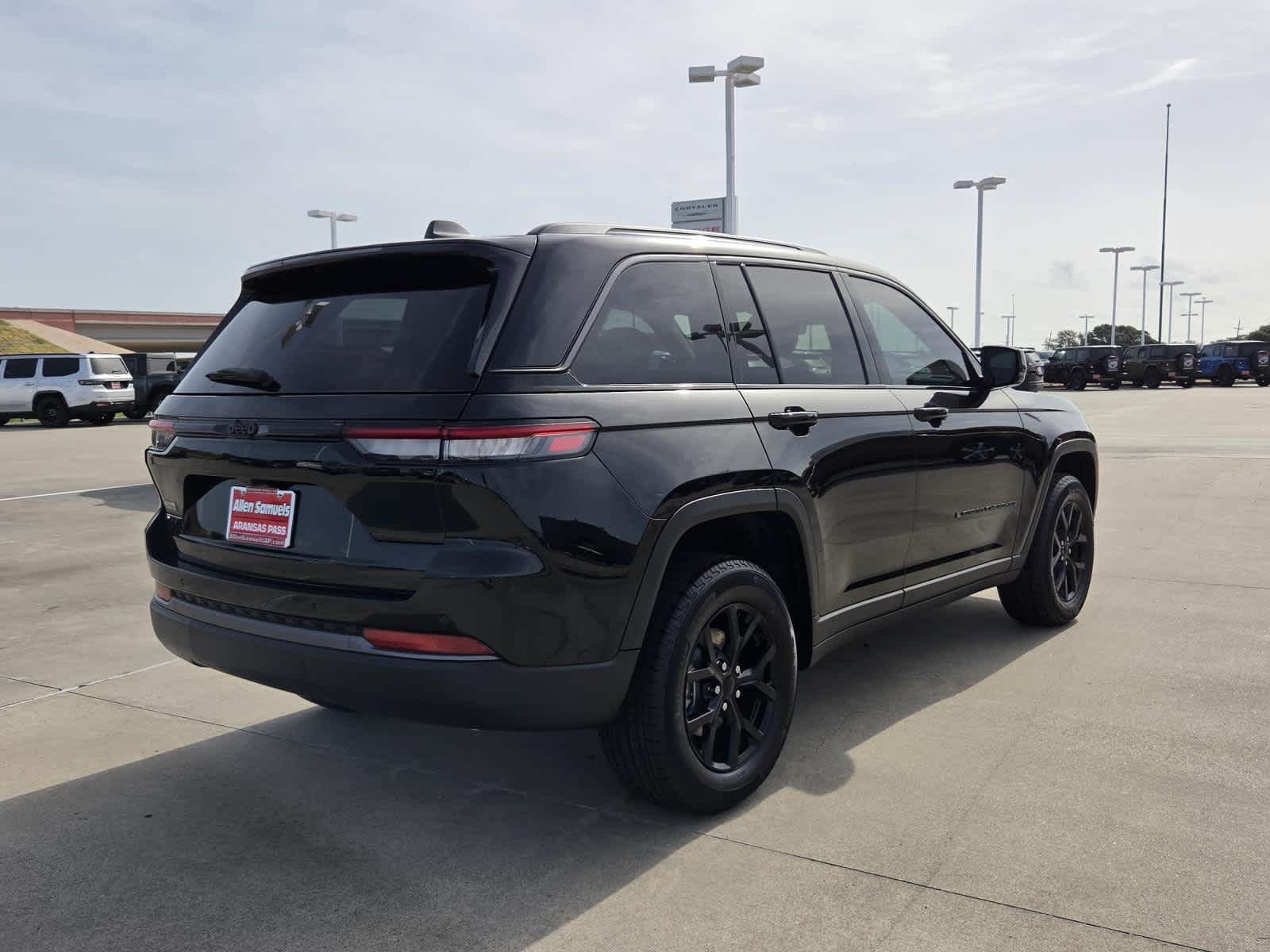 New 2026 Diamond Black Crystal Pearlcoat Jeep Laredo Altitude image 5