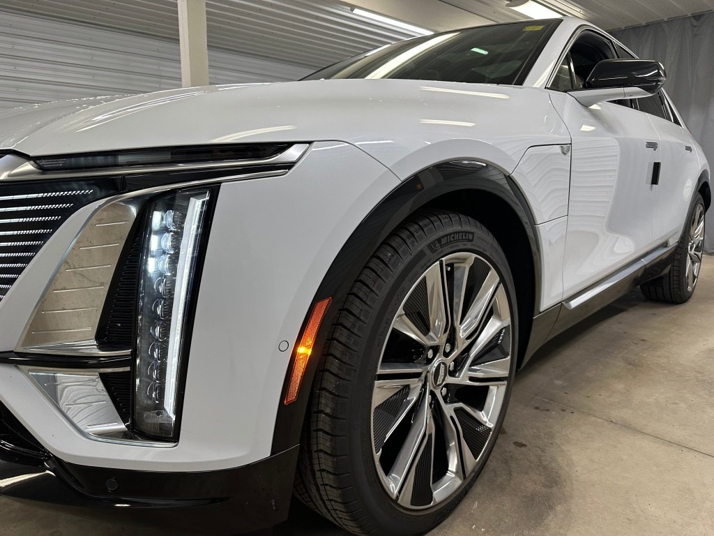 New 2026 Vibrant White Tricoat Cadillac Signature Luxury image 31