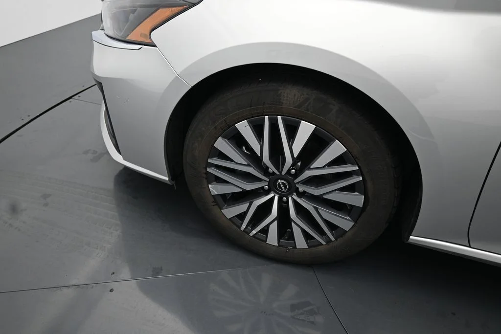 Used 2024 Silver Nissan 2.5 SV image 16