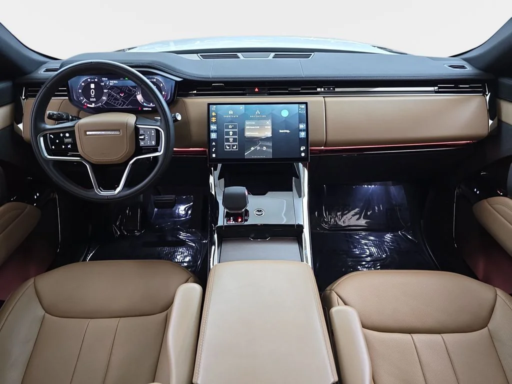 Used 2024  Land Rover SE image 12