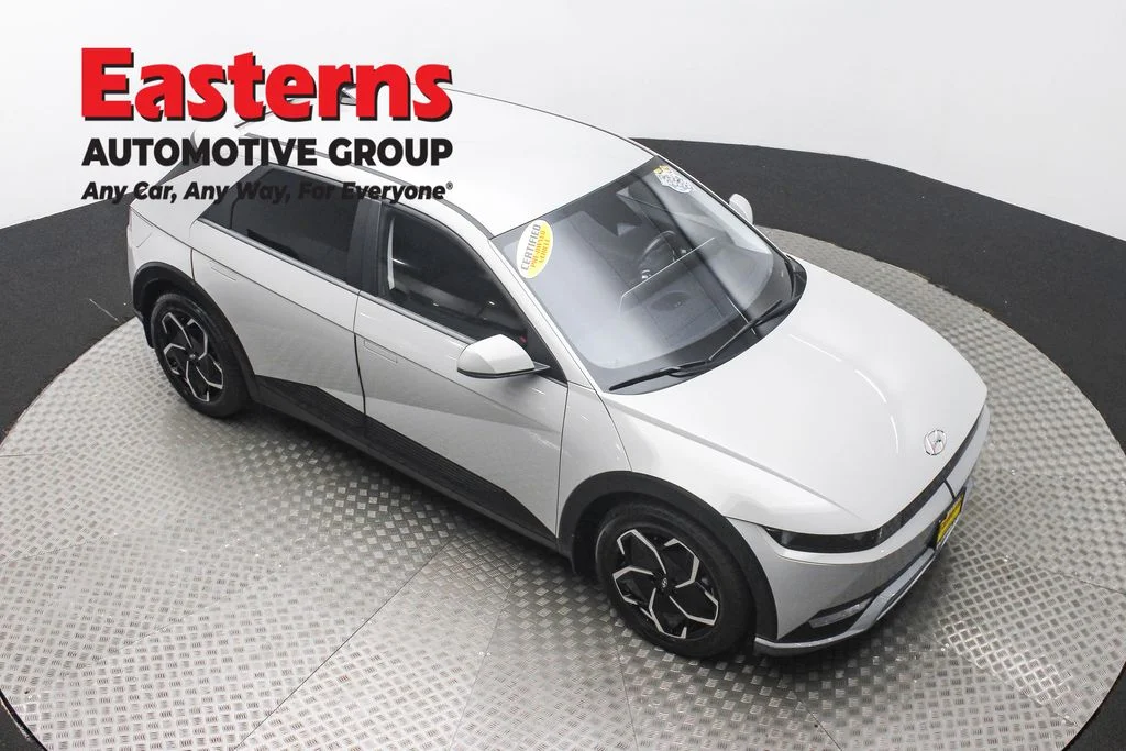 Used 2023 Gray Hyundai SE image 3