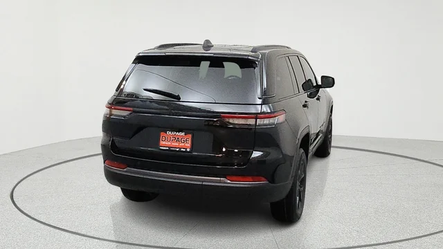 New 2026 Diamond Black Crystal Pearl-Coat Exterior Paint Jeep Laredo Altitude image 7