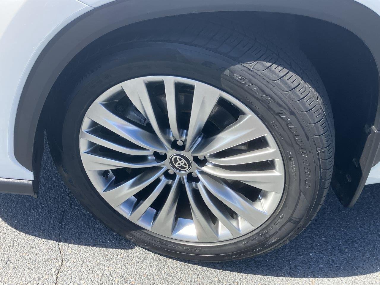 Used 2026 White (Wind Chill Pearl) Toyota Platinum AWD image 9