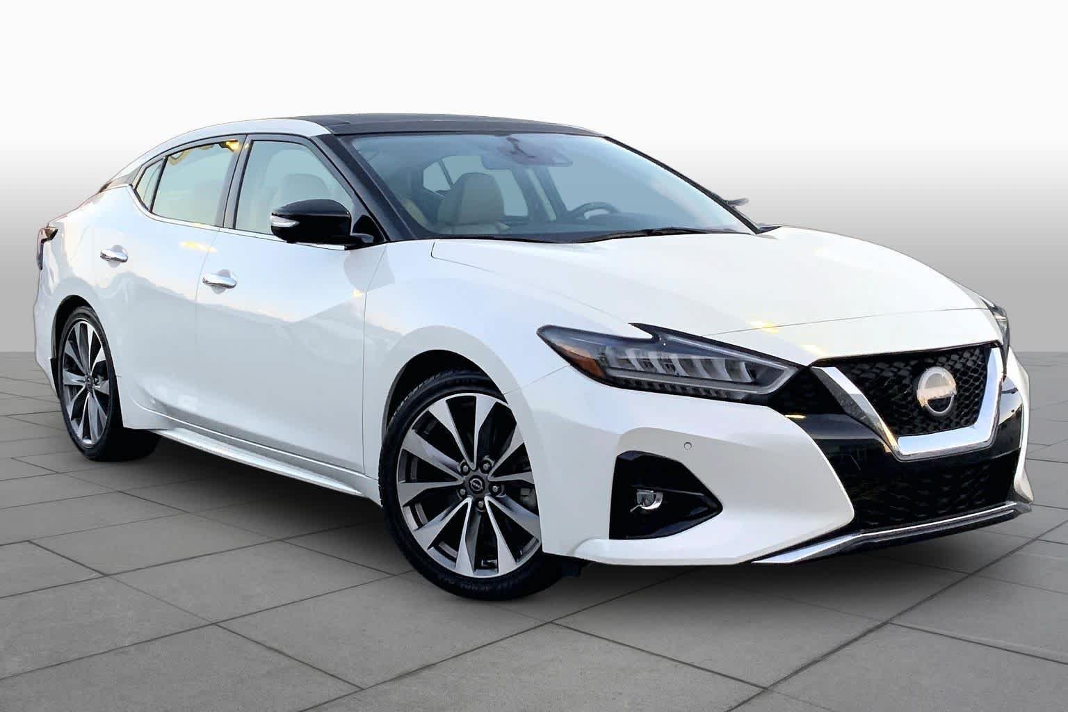 Used 2023 Pearl White Tricoat Nissan Platinum image 3
