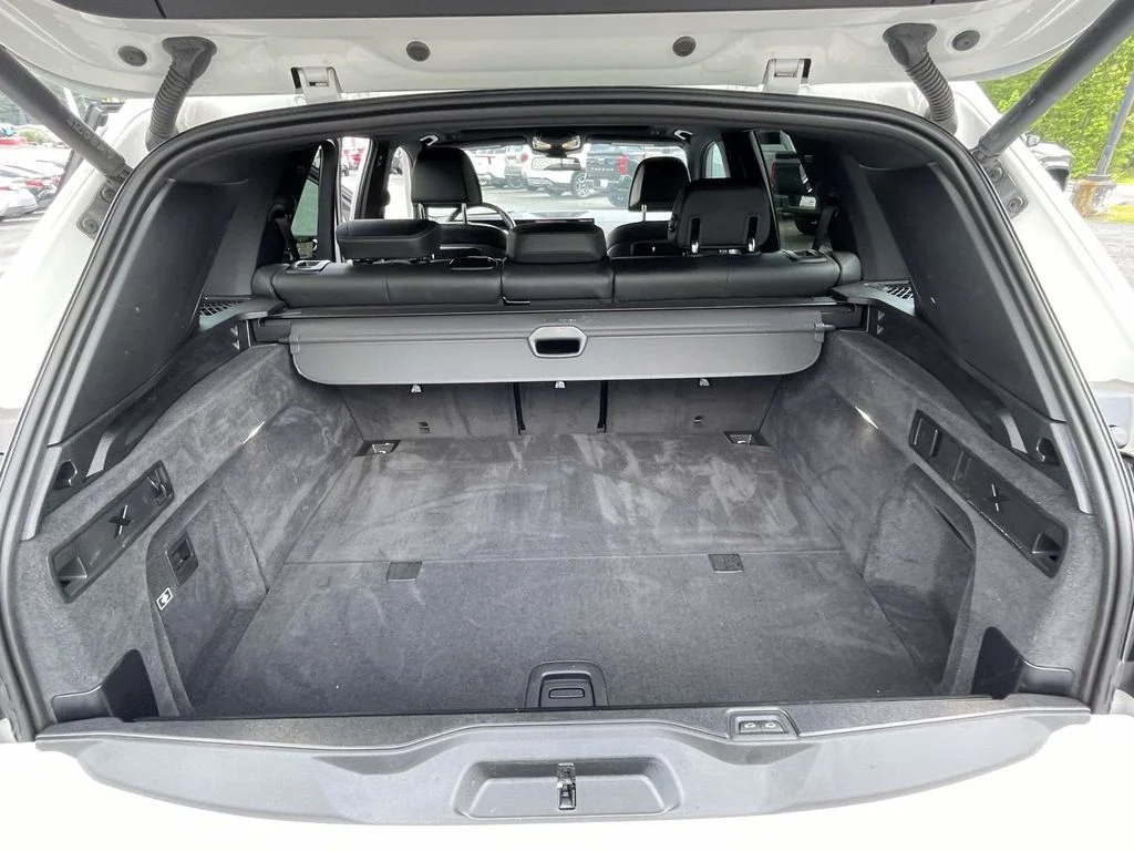 Used 2025 White BMW xDrive50e image 9