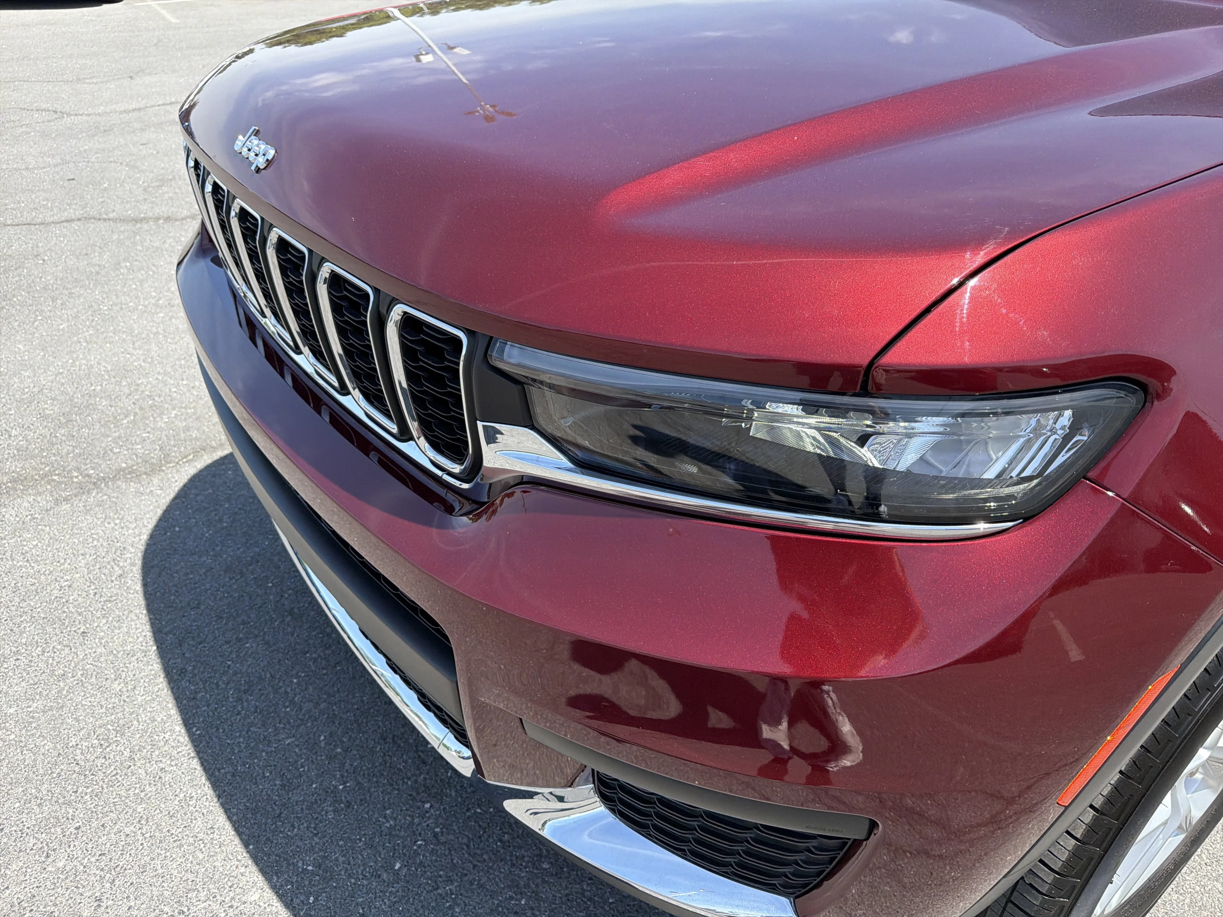 Used 2023 Velvet Red Pearlcoat Jeep Laredo image 10
