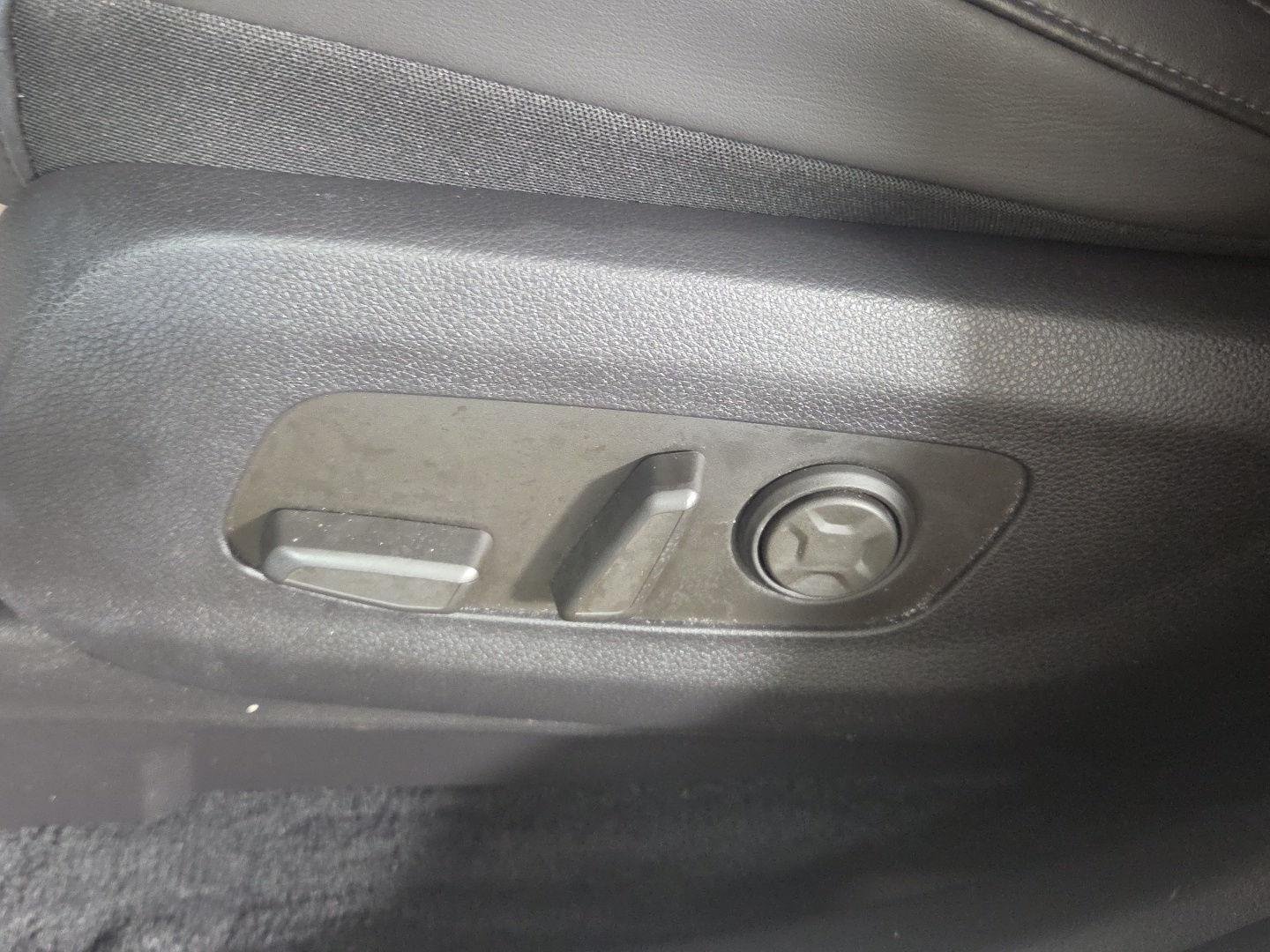 Used 2025 Snow White Pearl Kia EX image 26