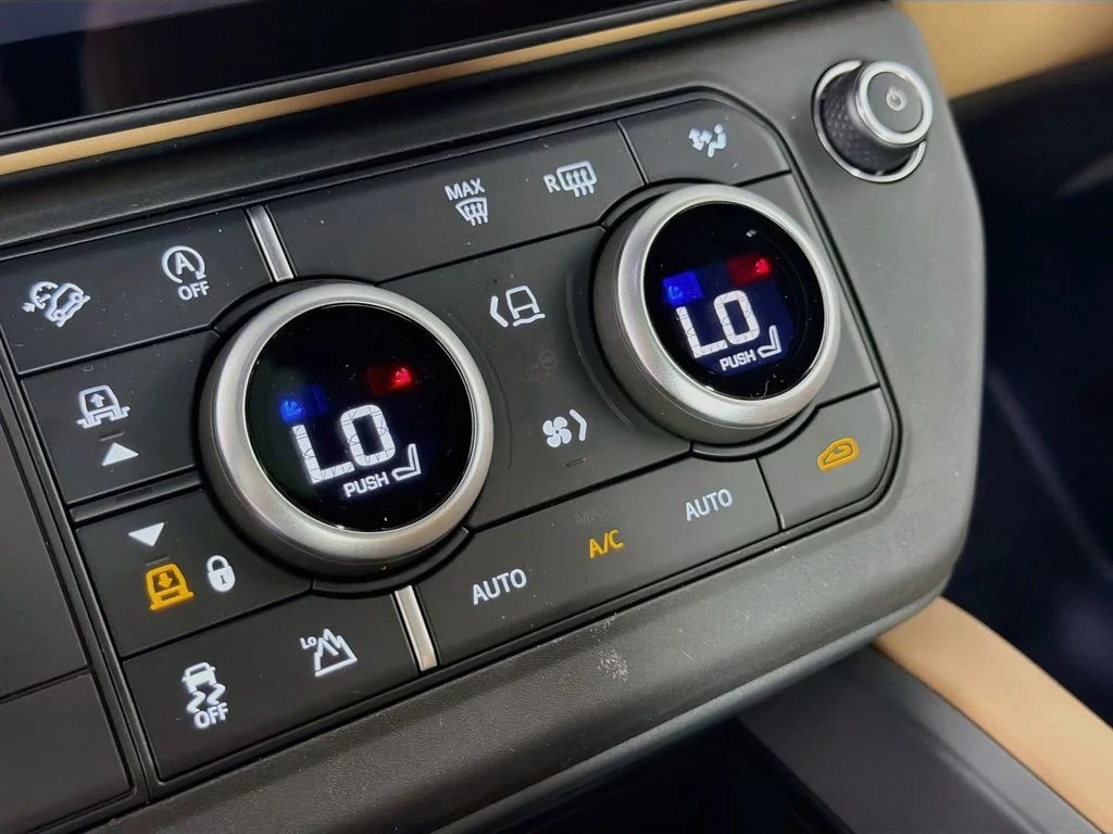 New 2026 Fuji White Land Rover X-Dynamic SE image 16