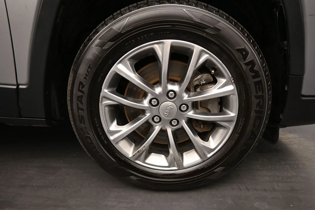 Used 2019 Silver Jeep Latitude Plus image 10