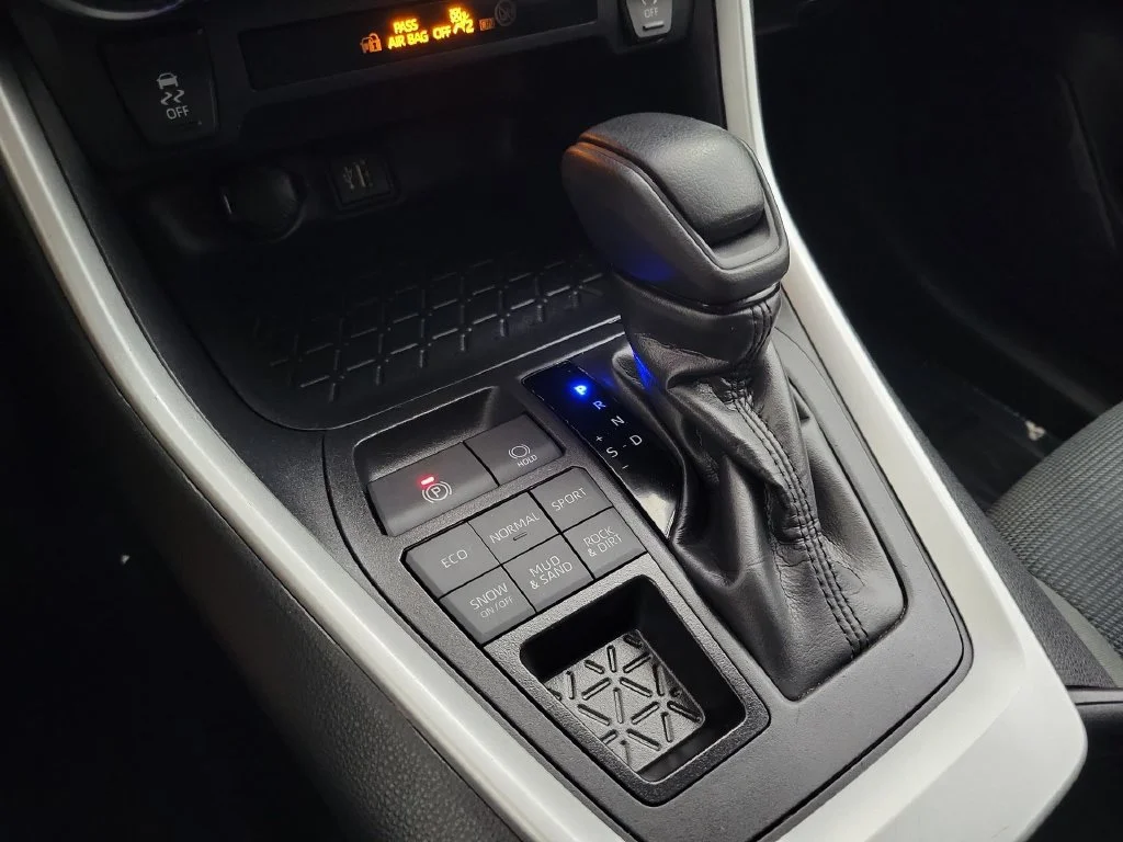 2024 Toyota RAV4 LE - Photo 17