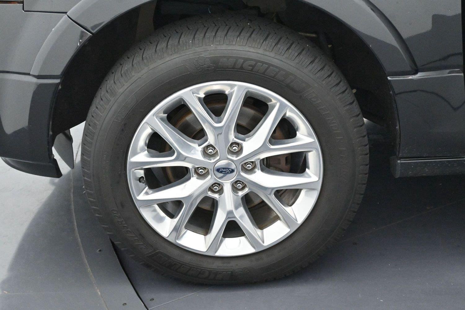Used 2015 Tuxedo Black Metallic Ford Limited image 43
