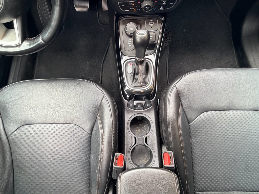 Used 2020 Olive Green Pearlcoat Jeep Limited image 18