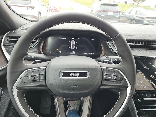 New 2026 Diamond Black Crystal Pearlcoat Jeep Laredo Altitude image 20