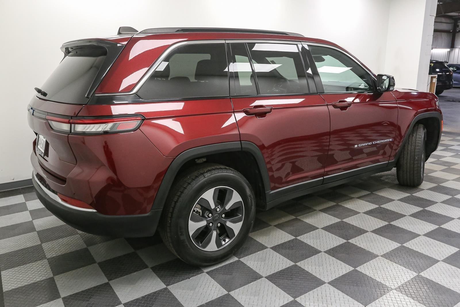 Used 2024 Velvet Red Pearlcoat Jeep LIMI image 9