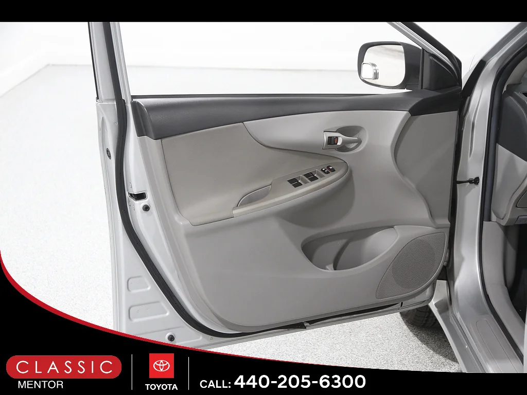 Used 2013 Classic Silver Metallic Toyota LE image 4