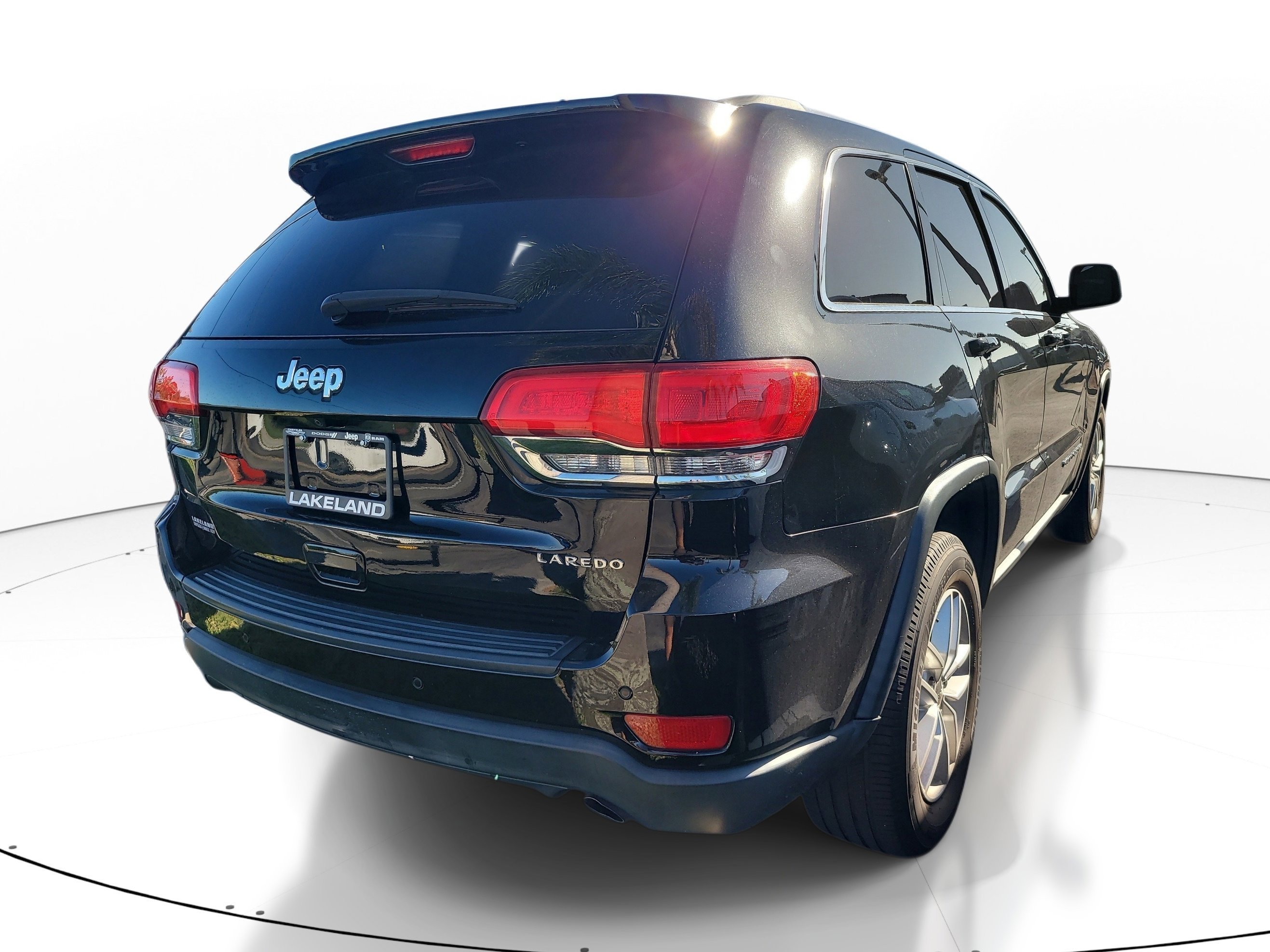 Used 2018 Diamond Black Crystal Pearlcoat Jeep Laredo E image 4